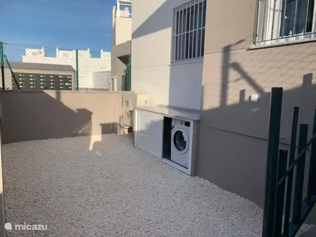 Casa Beausezo, appartement de luxe | Espagne, Costa Blanca, Torrevieja - appartement La machine à laver est dissimulée dans un espace fermé sur la terrasse à l'avant de l'appartement