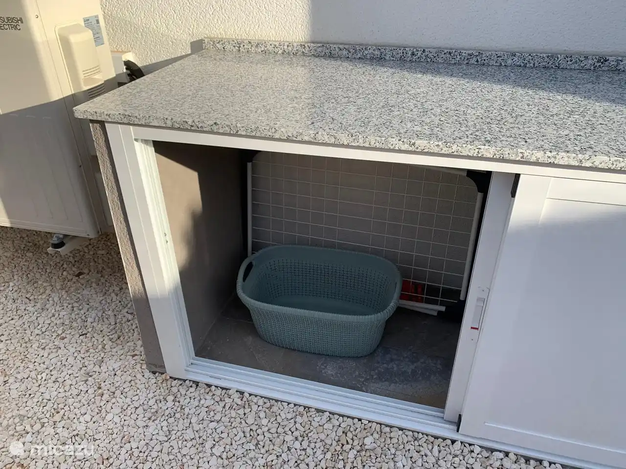 Wäschekorb und Wäscheständer sind vorhanden