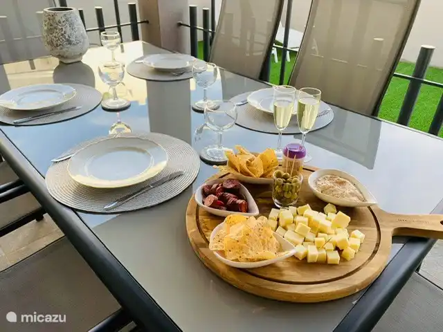 Auf der großen Terrasse zur Gartenseite können Sie wunderbar ein Getränk und einen Snack genießen