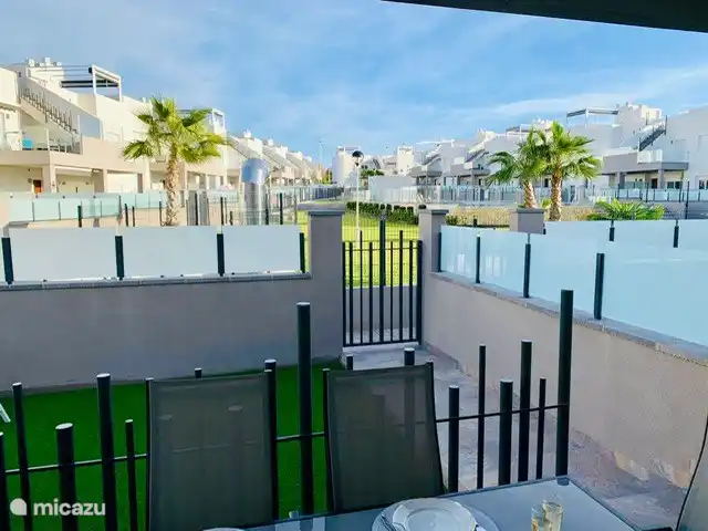 Casa Beausezo, appartement de luxe | Espagne, Costa Blanca, Torrevieja - appartement Terrasse à l'arrière avec belle vue sur le jardin et la piscine