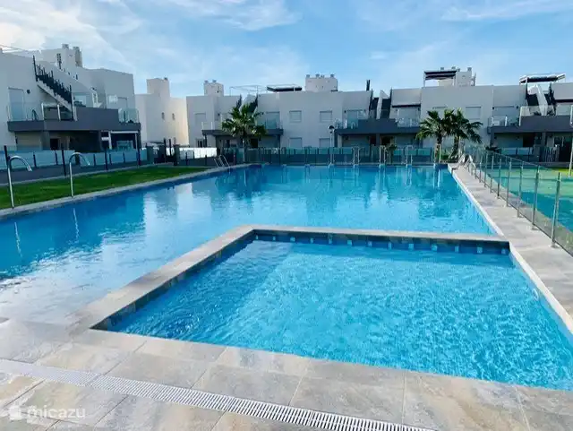 Schwimmbad mit Jaccuzi