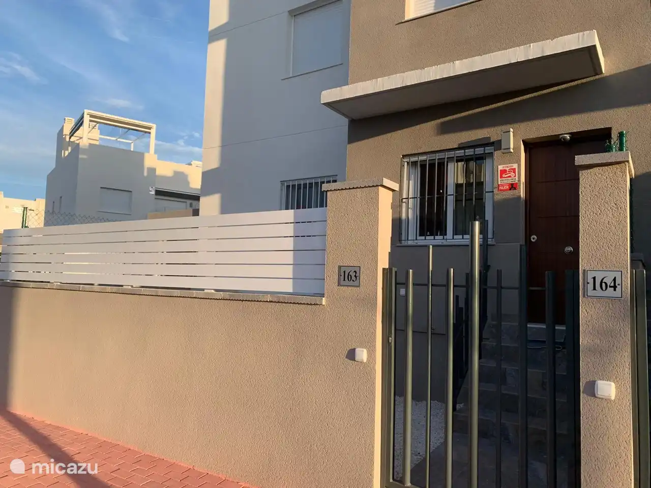 Vorne mit Terrasse am Eingang der Wohnung