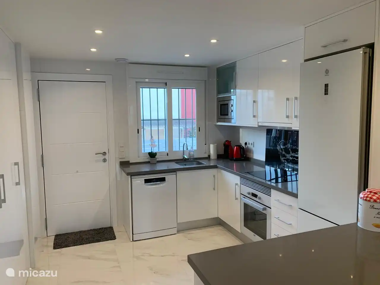 Moderne Küche, komplett ausgestattet mit Geschirrspüler, Backofen, Mikrowelle, Kühlschrank mit Gefrierfach, Dolce Gusto Kaffeemaschine und Wasserkocher