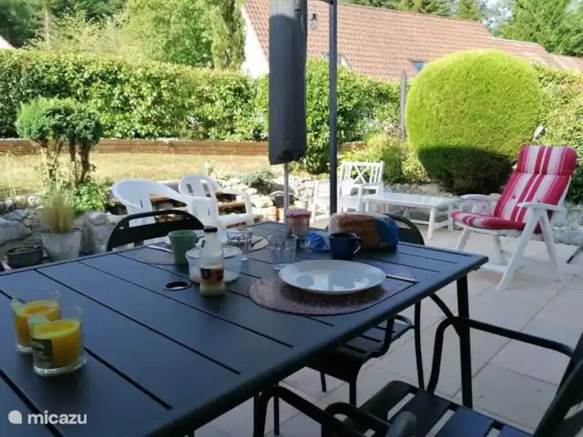 La Douce 69 Château Cazaleres en Francia, Ariège, Daumazan-sur-Arize - villa La terraza con muebles de exterior
