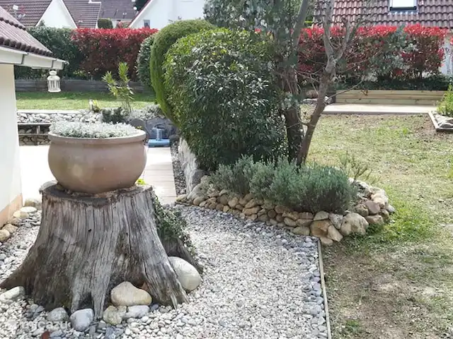 La Douce 69 Château Cazaleres en Francia, Ariège, Daumazan-sur-Arize - villa Vista del jardín lateral