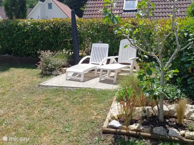 La Douce 69 Château Cazaleres en Francia, Ariège, Daumazan-sur-Arize - villa Segundo asiento un poco más alto en el jardín.