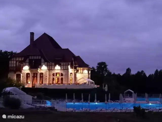 La Douce 69 Château Cazaleres en Francia, Ariège, Daumazan-sur-Arize - villa El castillo con piscina iluminada por la noche