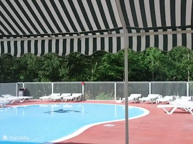 La Douce 69 Château Cazaleres en Francia, Ariège, Daumazan-sur-Arize - villa Una de las piscinas del Château 2