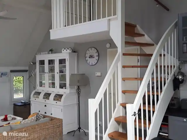 La Douce 69 Château Cazaleres en Francia, Ariège, Daumazan-sur-Arize - villa Sala de estar con escaleras al dormitorio de arriba