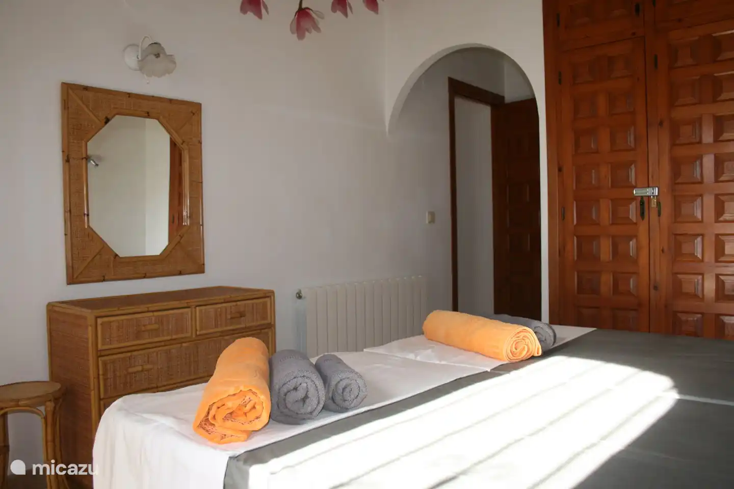 El dormitorio principal con aire acondicionado, 2 camas individuales, armarios empotrados y acceso a uno de los baños.