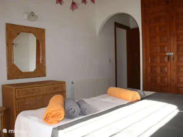 Casa Frayola en España, Costa Blanca, Benissa - casa vacacional El dormitorio principal con aire acondicionado, 2 camas individuales, armarios empotrados y acceso a uno de los baños.