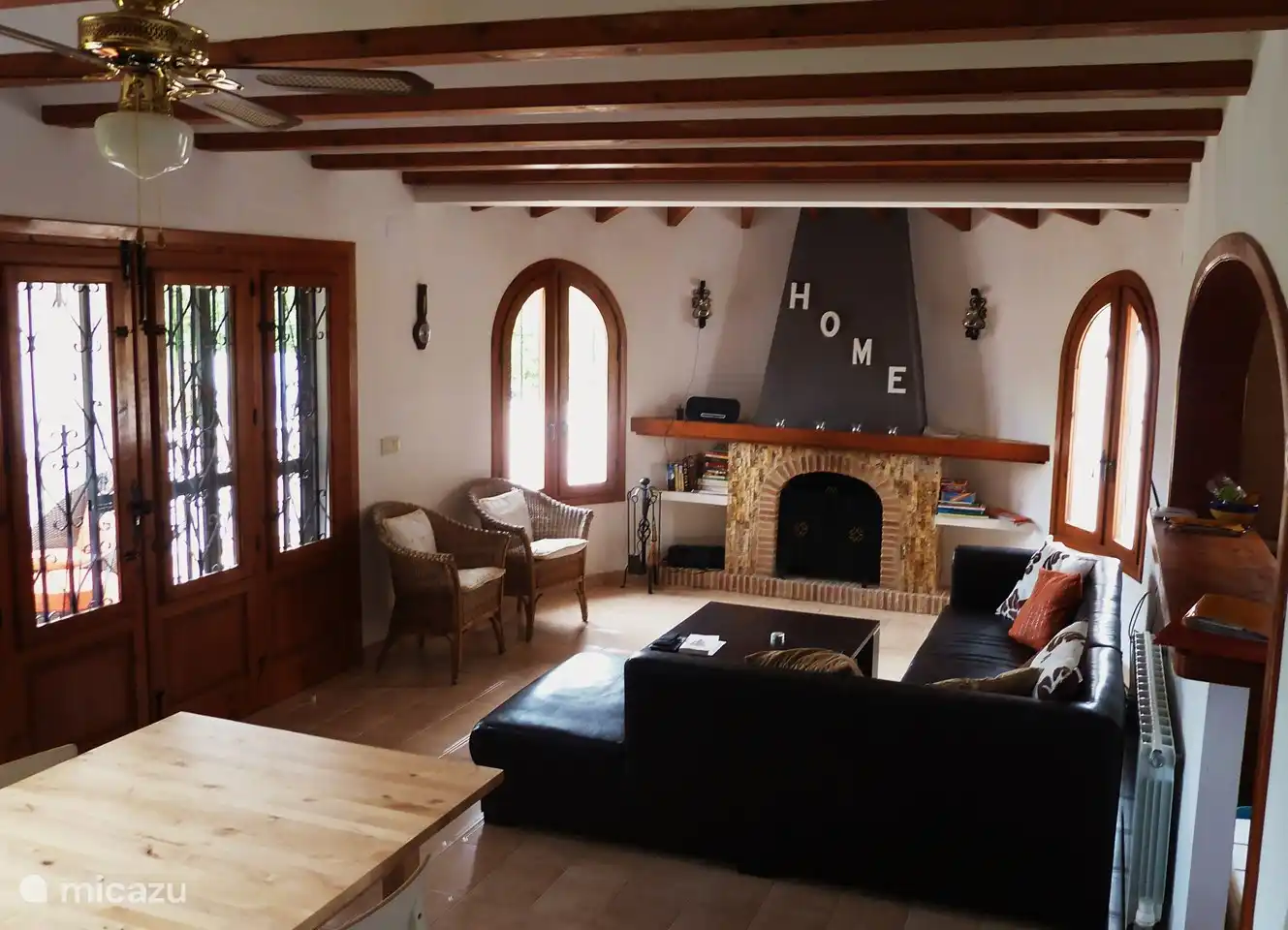 Amplia sala de estar con comedor y cocina abierta.