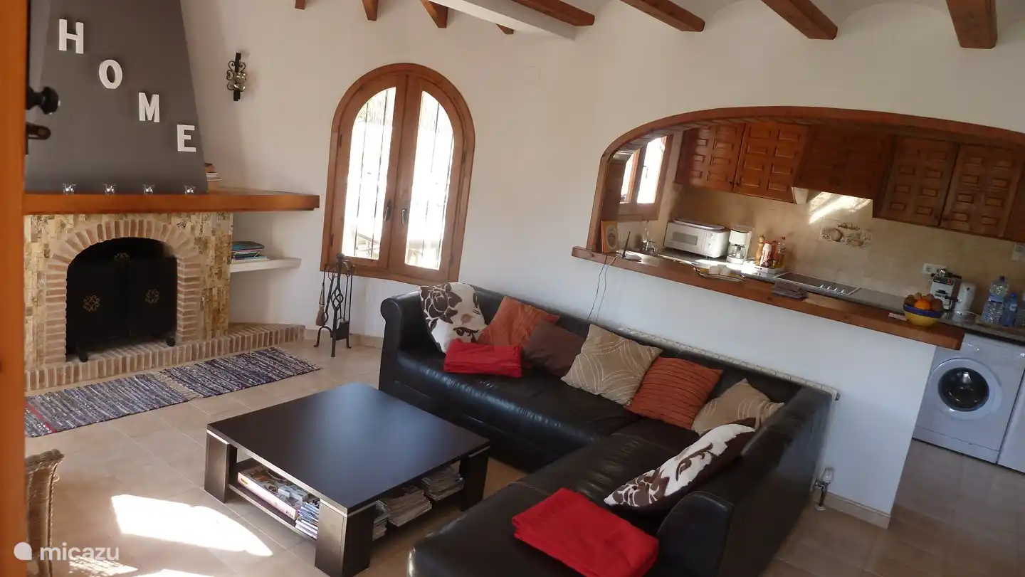 Acogedora sala de estar con chimenea