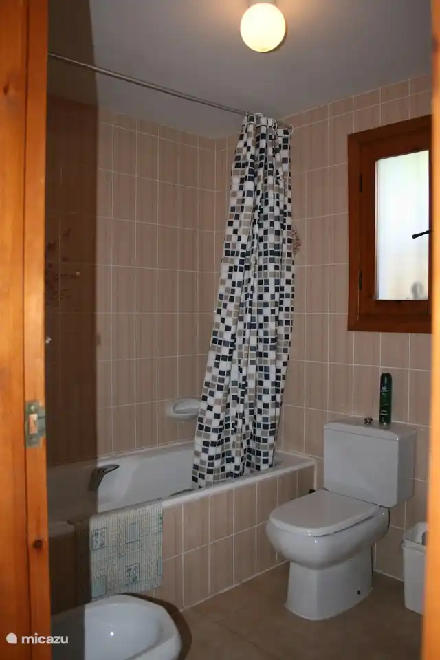 Hay 2 baños, 1 con bañera y bidé. El otro baño tiene ducha, inodoro y lavabo.