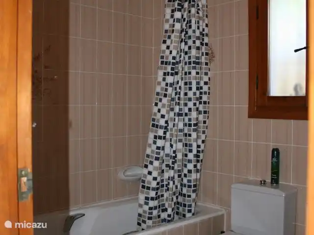 Casa Frayola en España, Costa Blanca, Benissa - casa vacacional Hay 2 baños, 1 con bañera y bidé. El otro baño tiene ducha, inodoro y lavabo.