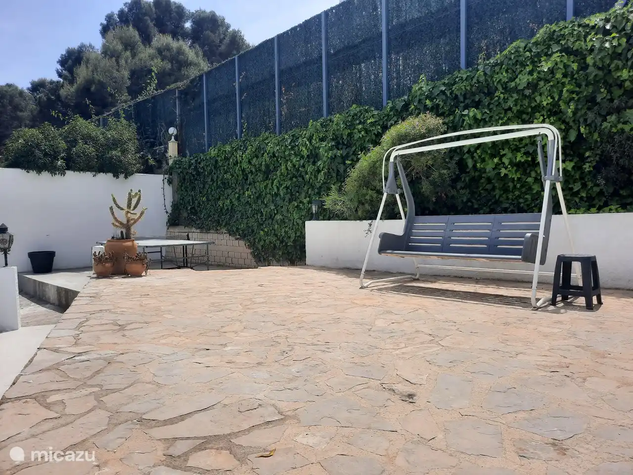 Una mesa de ping-pong y un columpio están disponibles.