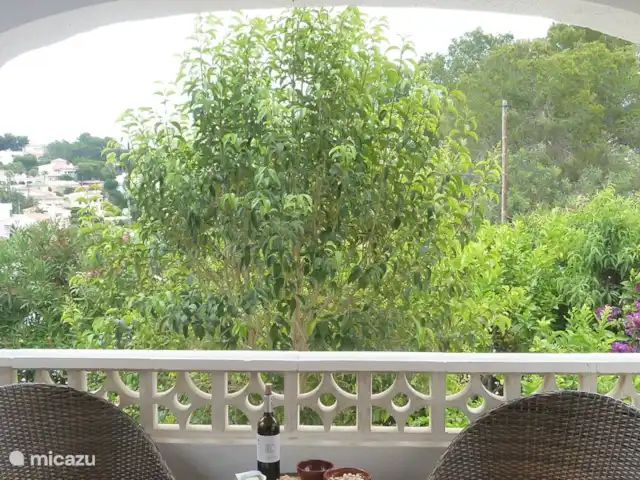 Casa Frayola en España, Costa Blanca, Benissa - casa vacacional Acogedora terraza con sala de estar directamente al lado de la sala de estar, con vista a la piscina y al jardín