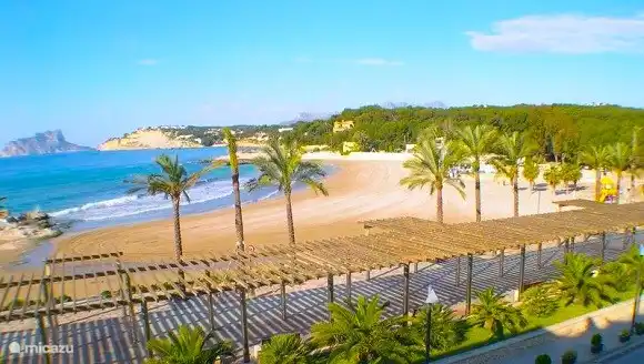 La espaciosa playa de Moraira está a unos 5 minutos en coche. Espacio suficiente para estacionamiento y un agradable bulevar con restaurantes y tiendas.