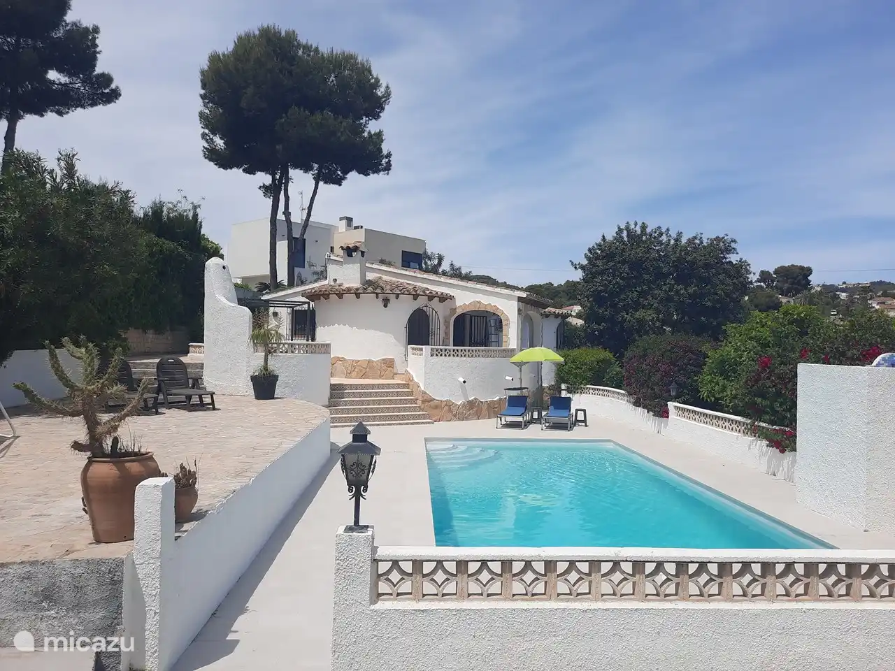 En una zona tranquila, villa protegida con gran piscina y varias terrazas