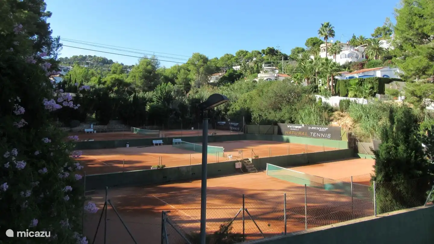 Un parque de tenis está a 1 minuto a pie de la casa, abierto a todos. También hay 2 pistas de pádel.