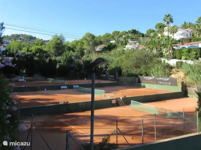 Casa Frayola en España, Costa Blanca, Benissa - casa vacacional Un parque de tenis está a 1 minuto a pie de la casa, abierto a todos. También hay 2 pistas de pádel.