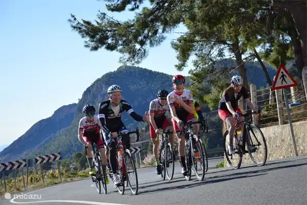 El área inmediata es ideal para bicicletas de turismo. Aquí es donde los equipos profesionales entrenan en invierno debido al clima ideal y al terreno desafiante.