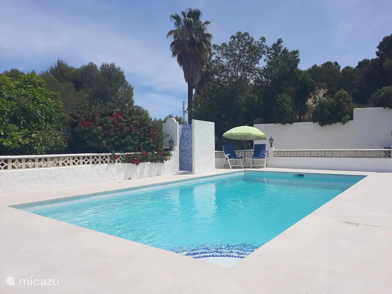 Sol todo el día alrededor de la piscina.