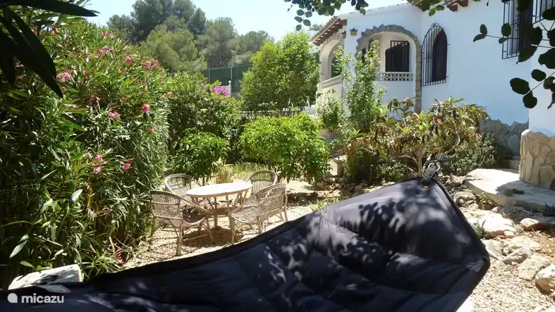 También hay espacio detrás de la casa para tomar el sol o leer un libro en la hamaca.