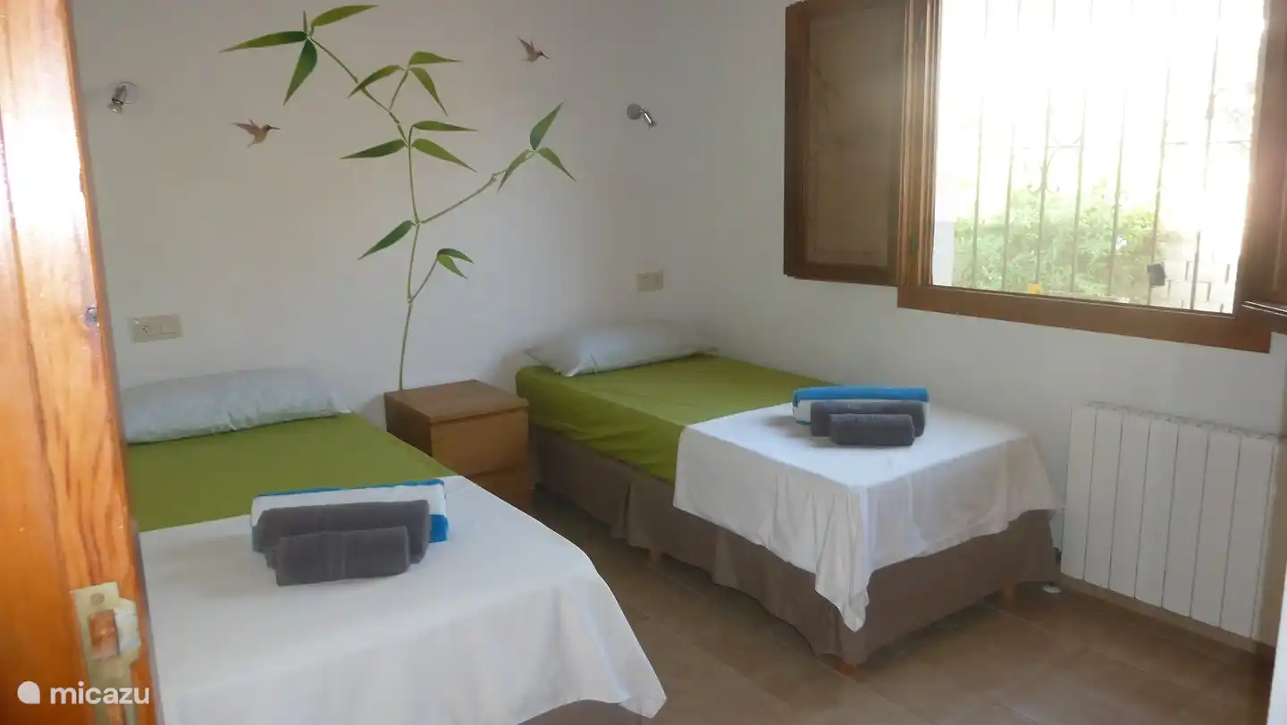 El 'dormitorio verde' con aire acondicionado, 2 camas individuales y armario empotrado