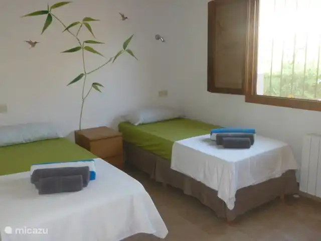 Casa Frayola en España, Costa Blanca, Benissa - casa vacacional El 'dormitorio verde' con aire acondicionado, 2 camas individuales y armario empotrado