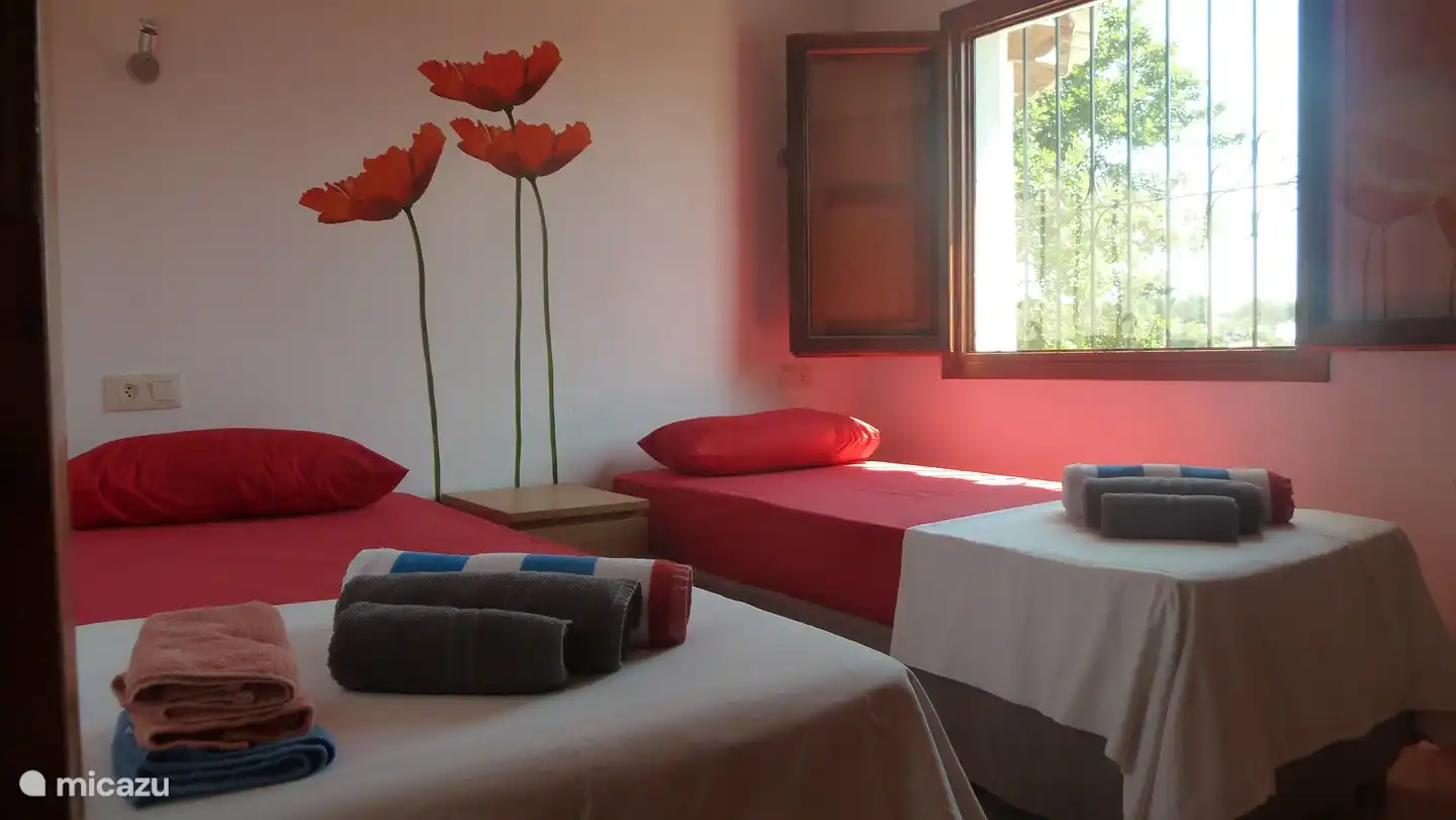 El 'dormitorio rojo' con aire acondicionado, 2 camas individuales y armario empotrado