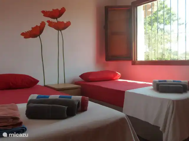 Casa Frayola en España, Costa Blanca, Benissa - casa vacacional El 'dormitorio rojo' con aire acondicionado, 2 camas individuales y armario empotrado