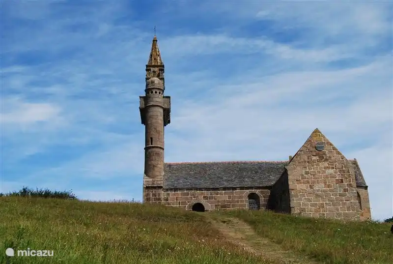 Die Kirche auf der Insel in der Nähe. Die Insel (Ile Callot) eignet sich hervorragend für eine Wanderung ist nur bei Ebbe zugänglich.