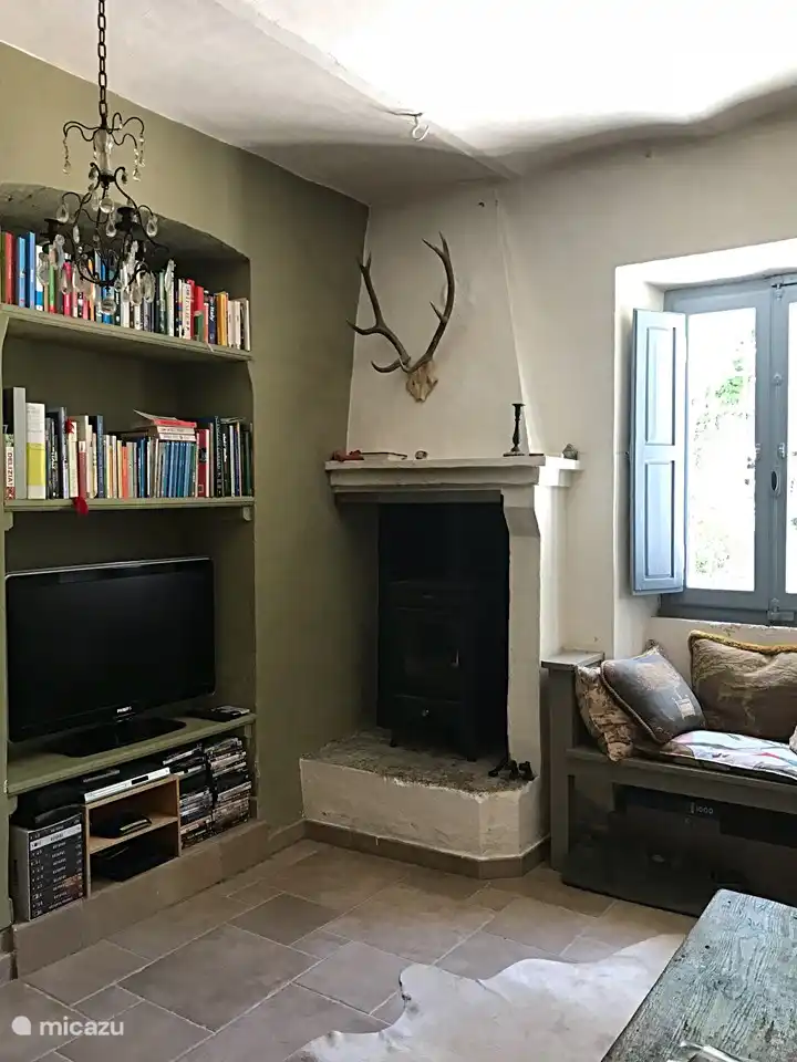 Le salon dispose d'un joli canapé et de plusieurs sièges pour regarder la télévision ou lire un livre de manière détendue