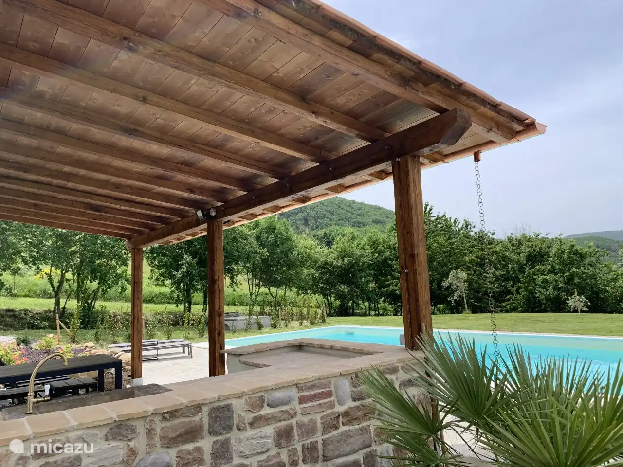 Profitez d'une boisson fraîche sous le joli portique