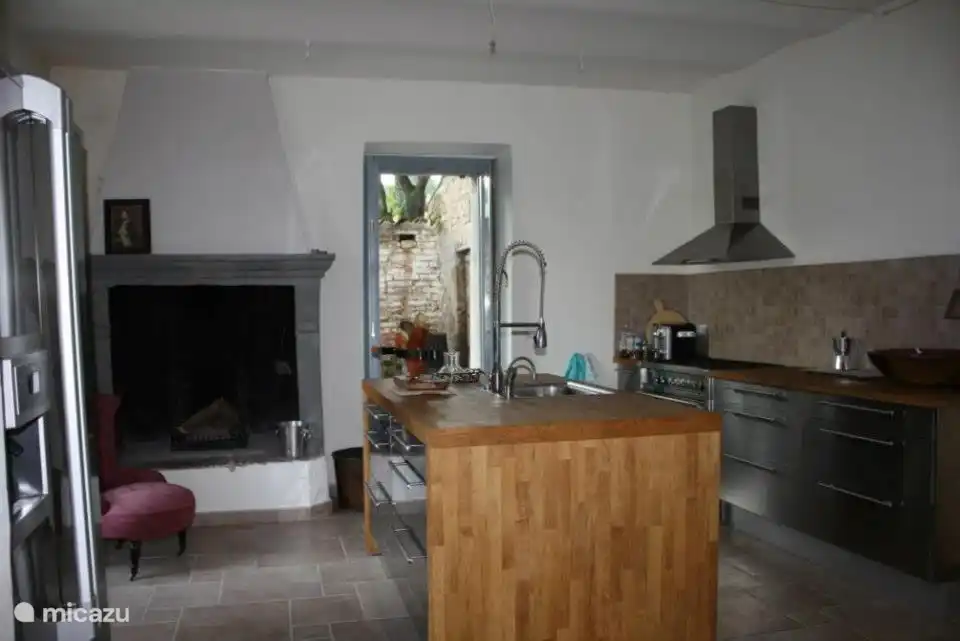 La cuisine ouverte a toutes les commodités, un lave-vaisselle, un four Smeg, un quooker, une belle vaisselle et un réfrigérateur spacieux