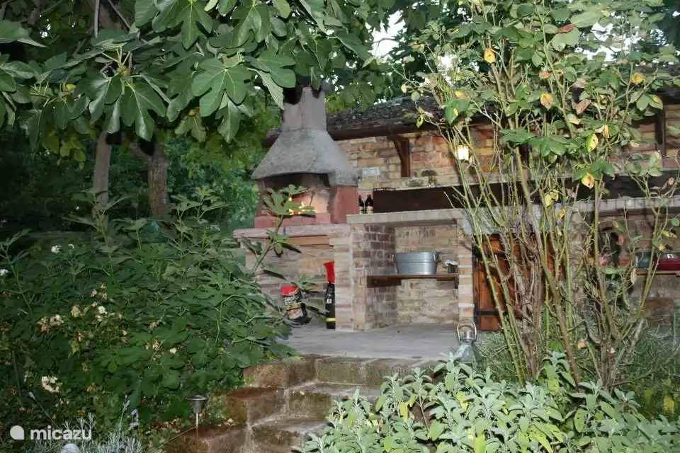 La cuisine extérieure où vous pourrez profiter d'un barbecue et cuire de délicieuses pizzas dans le four à pizza