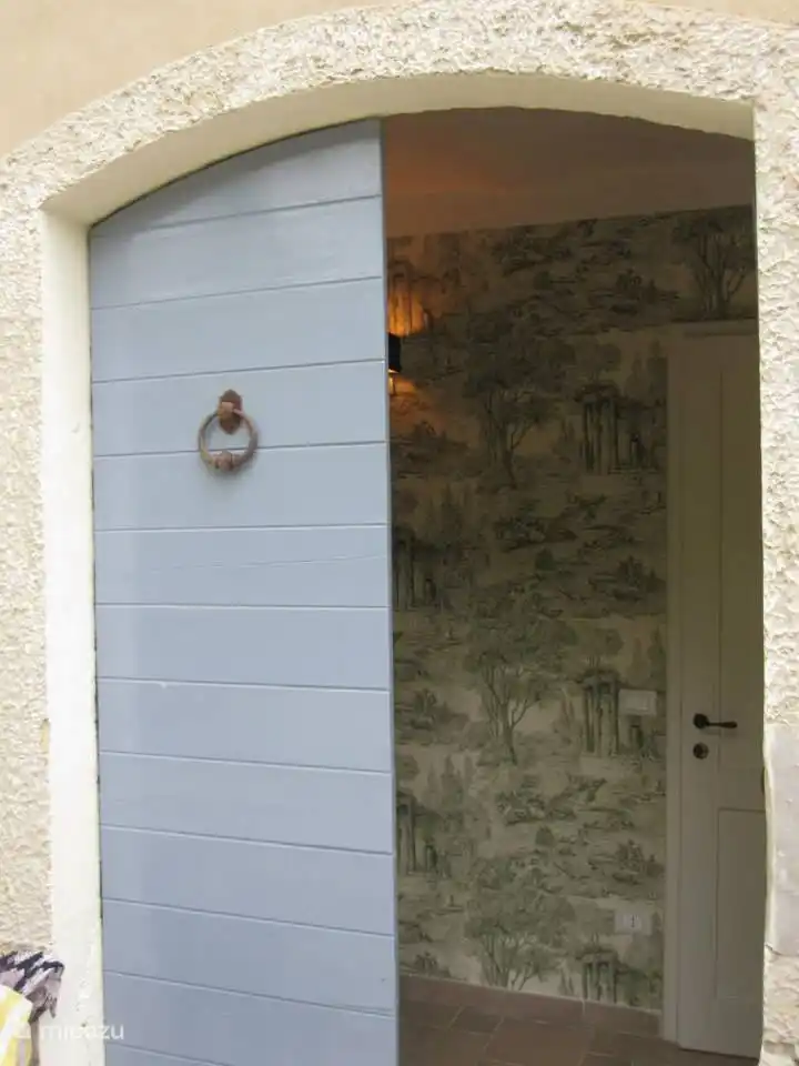 L'entrée latérale avec lave-linge et sèche-linge