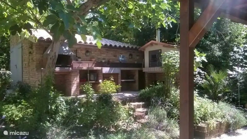 La cuisine extérieure avec BBQ et four à pizza