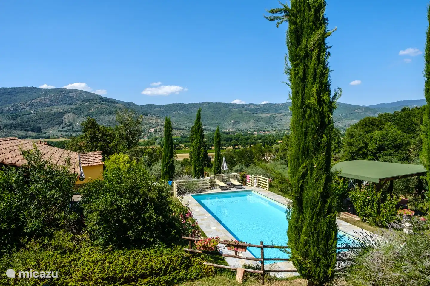 Vista de la piscina y del valle desde el patio.