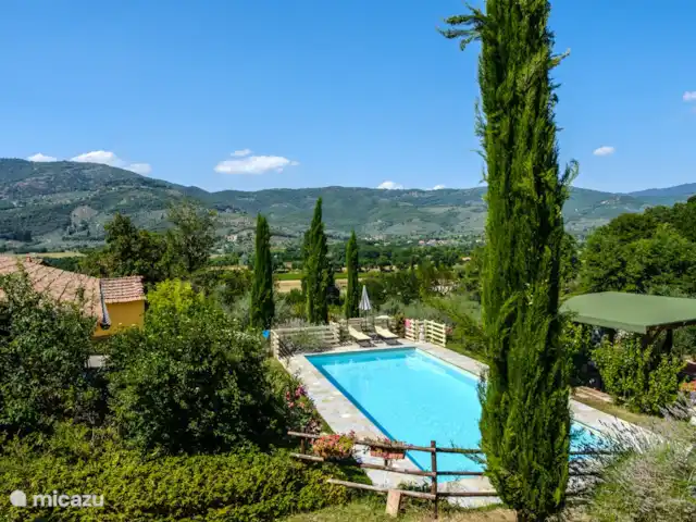 Casale le Colonne, Villetta La Valle en Italia, Toscana, Castiglion Fiorentino - casa vacacional Vista de la piscina y del valle desde el patio.