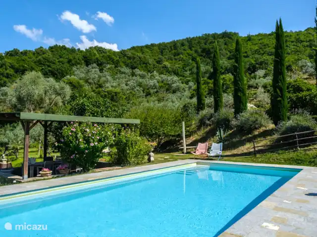 Casale le Colonne, Villetta La Valle en Italia, Toscana, Castiglion Fiorentino - casa vacacional Piscina con zona de estar cubierta.