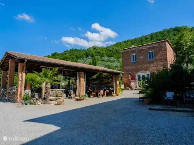 Casale le Colonne, Villetta La Valle en Italia, Toscana, Castiglion Fiorentino - casa vacacional Patio y la Capanna.