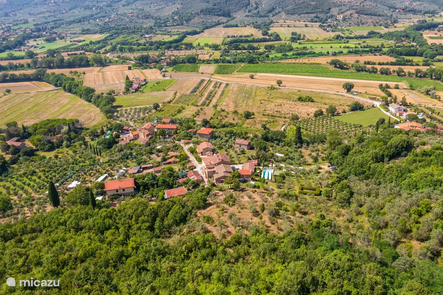 Vista aérea de Casale le Colonne desde la montaña.