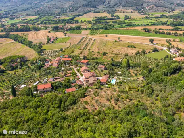 Casale le Colonne, Villetta La Valle en Italia, Toscana, Castiglion Fiorentino - casa vacacional Vista aérea de Casale le Colonne desde la montaña.
