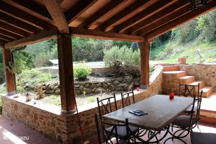 Patio à l'arrière de la maison