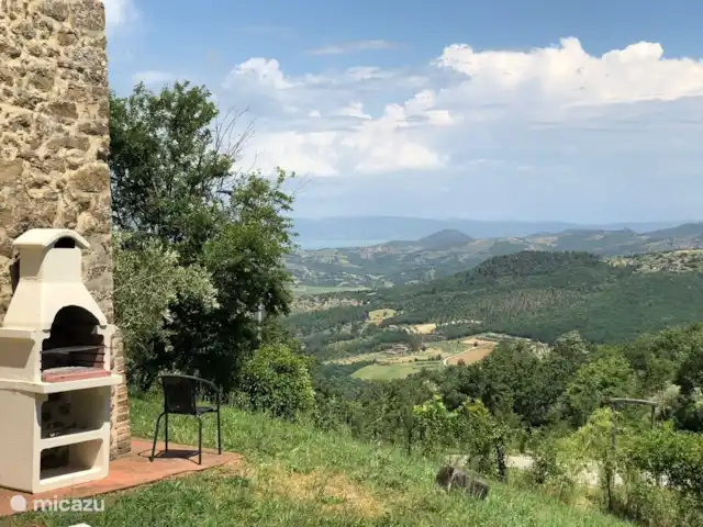 vakantiehuis huren in Italië, Umbrië, Piegaro – Casa Lavanda het uitzicht vanaf het terras, met in de verte het Lago di Trasimeno