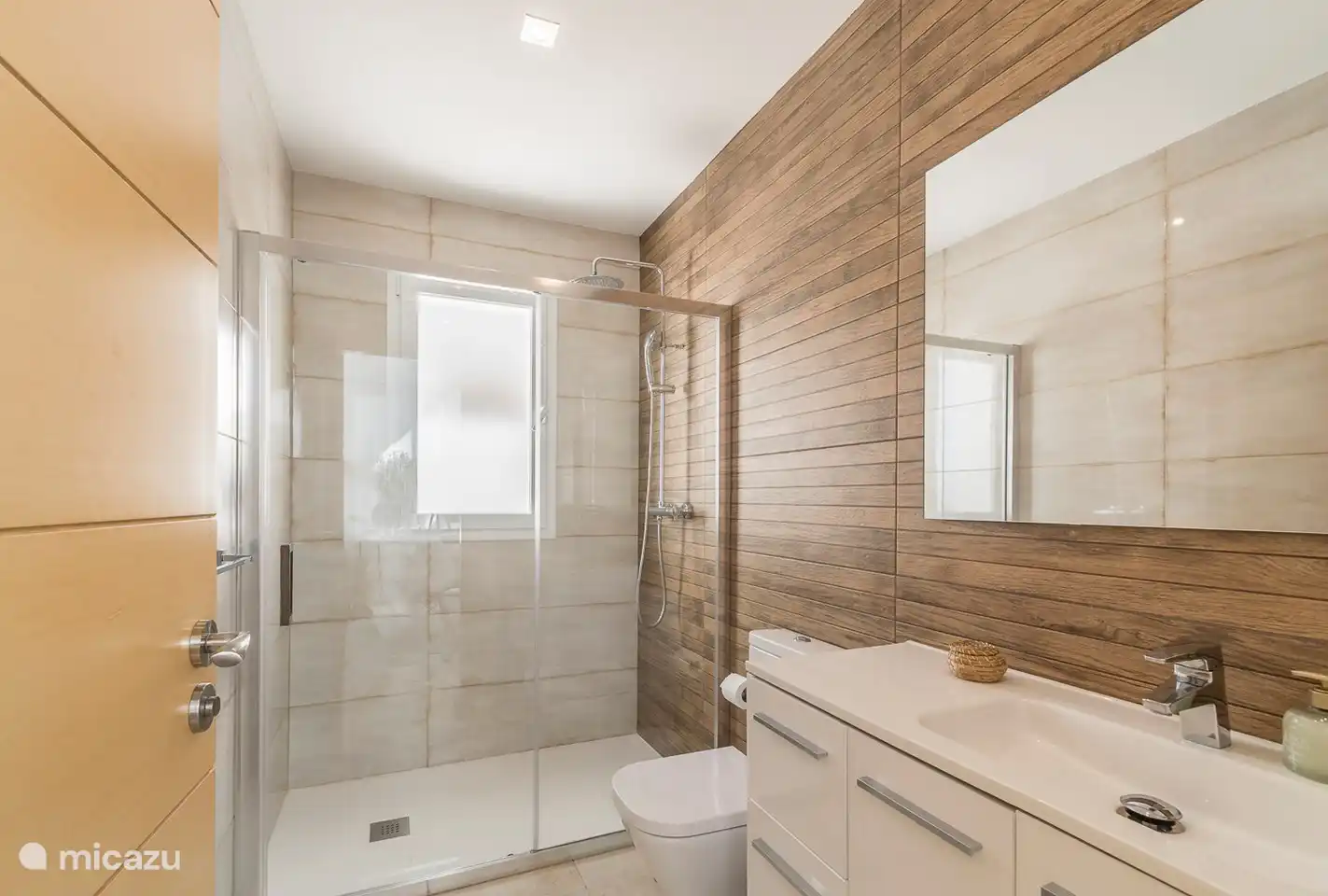 Badezimmer mit allem, was dazu gehört