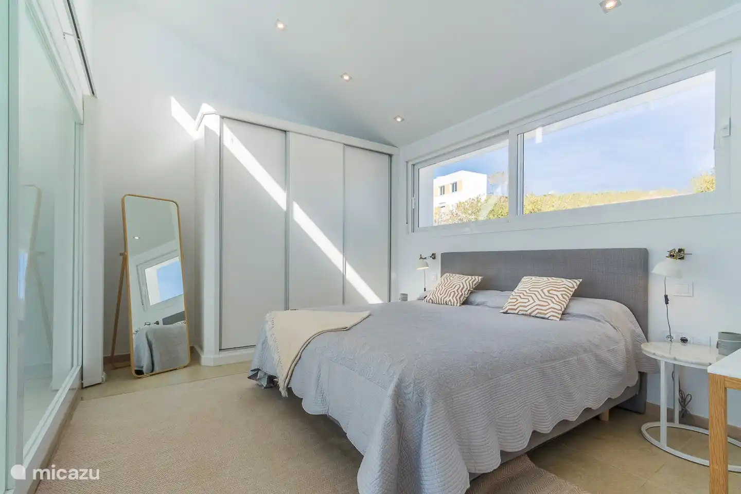 Schlafzimmer mit Kingsize-Bett