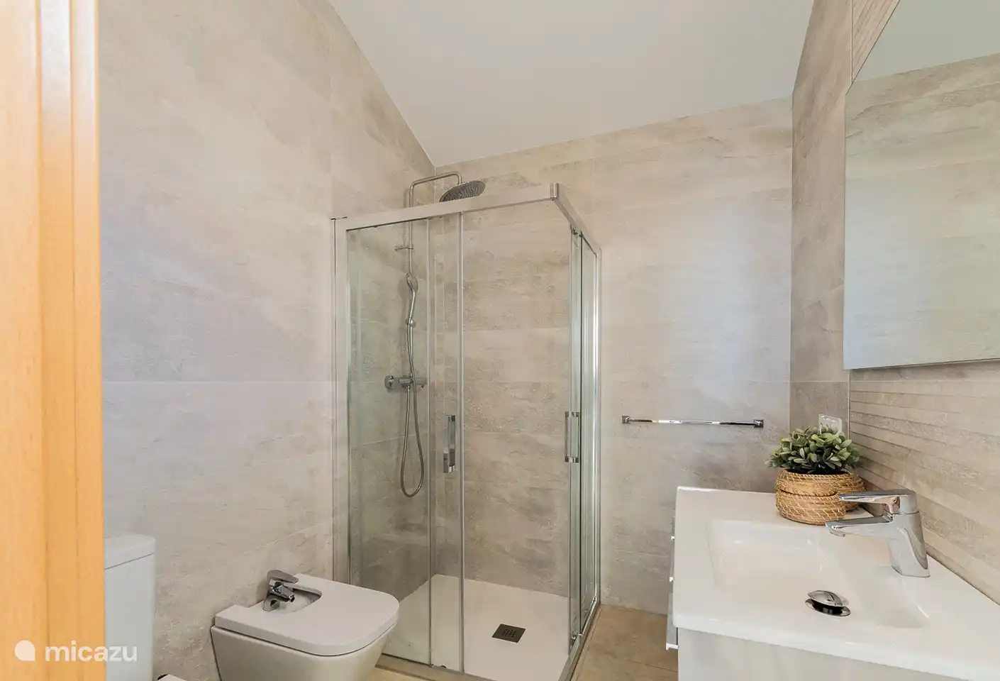 Badezimmer mit allem, was dazu gehört